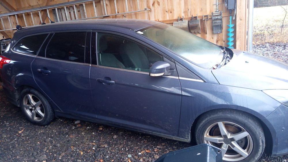 Dezmembrez Ford Focus Ghia 1.6 Tdci 2013