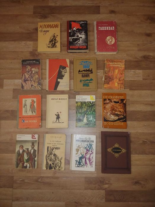 Книги разные по смыслу и содержанию.