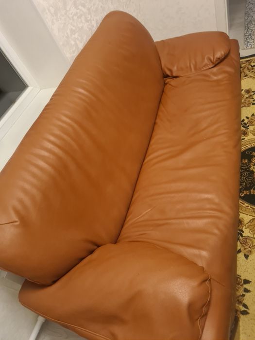 Диван кожаный состояние нормальное