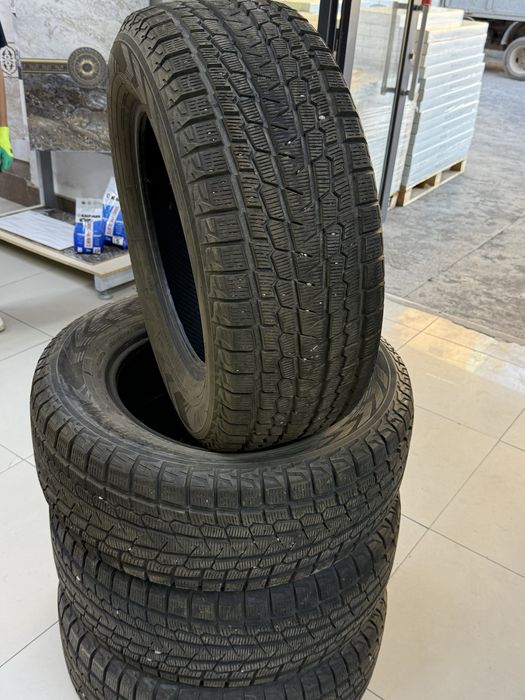 Зимние шины один сезон проездил 4 шт комплект почти новые.