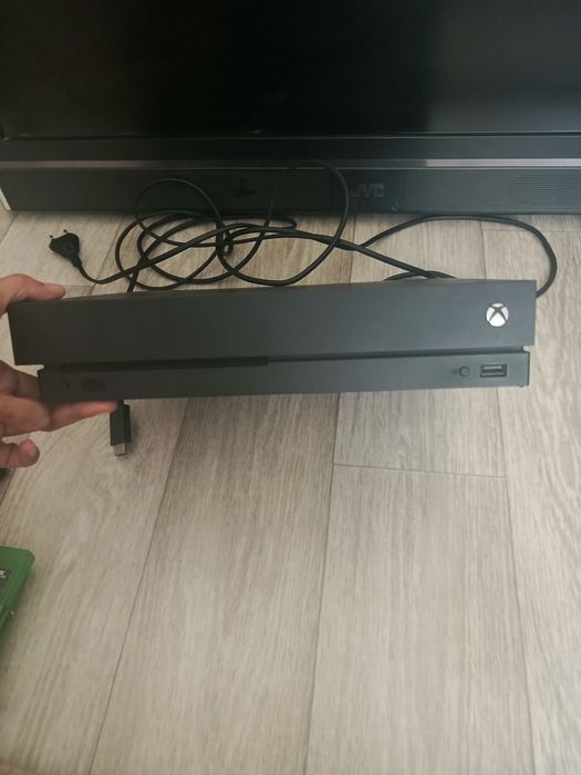 Телевизор+игровую приставку Xbox