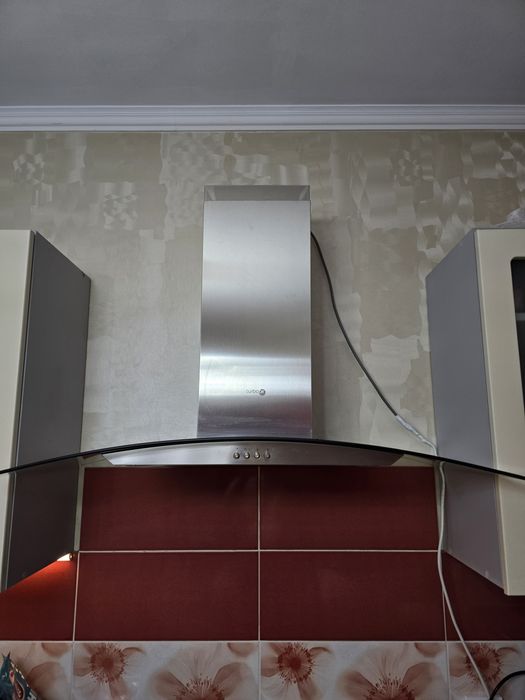 Продам стеклянную вытяжку