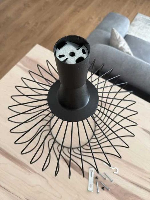 Lustra neagra din metal, design modern