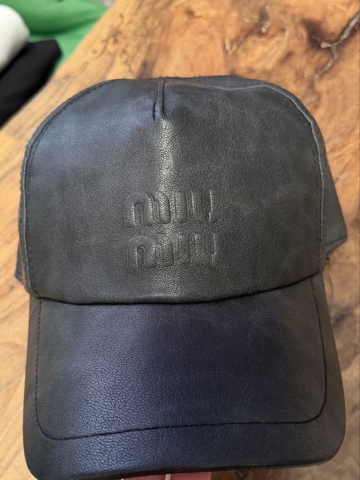 Кожена шапка Mi*u Mi*u