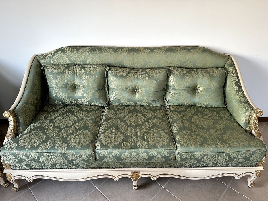 Стилна холна гарнитура-диван,кресло,табуретка, маса