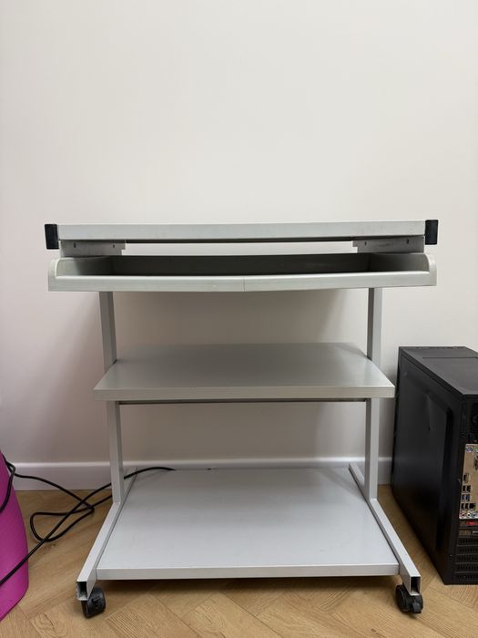 Компьютерный стол на колёсиках