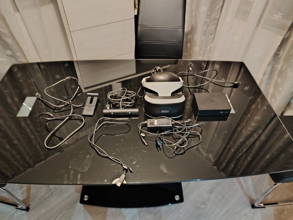 Ps4 vr 1 ochelari, camera, statia si cablurile necesare functiunii.