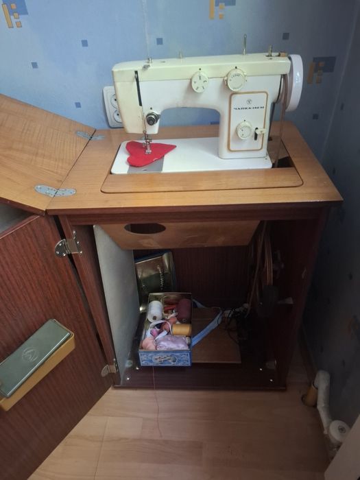 Продам швейную машинку Чайка.