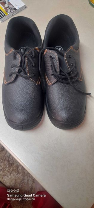 Работни обувки с метални бомбета, и метална подметка.