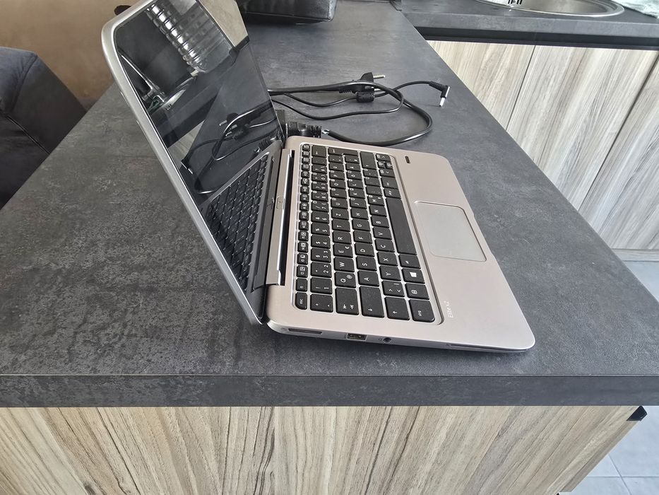 Продавам лаптоп НР Elite x2 1011 G1 с клавиатура Power Keyboard