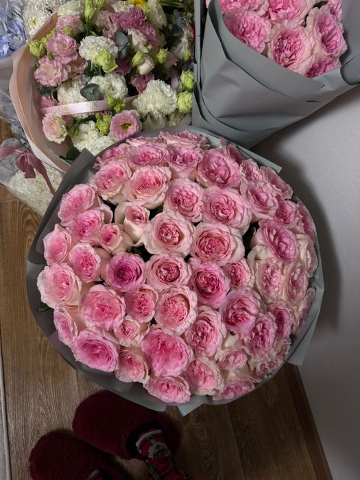 51 пионовидных роз