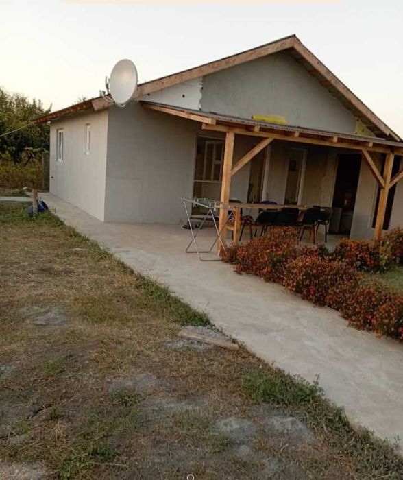 Vând casă în zonă liniștită!