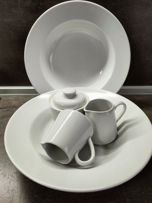 2 бр.големи порцеланови  чинии за спагети 30 см., две канички за мляко