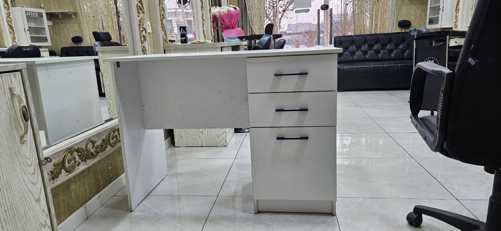 Pissmeniy stol sotiladi