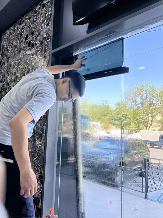 Обклейка, тонировка окон (пластик, алюминий, витраж)