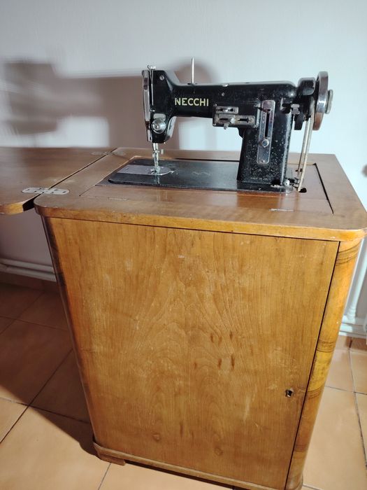 Vând mașina de cusut