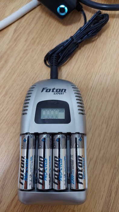 Incarcator Foton Expert model FS 7974 acumulatori reincarcabili