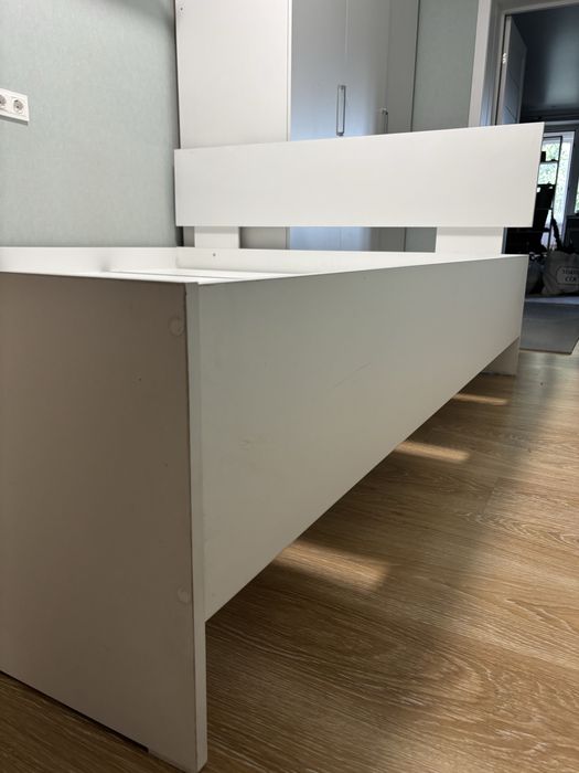 продам белую КРОВАТЬ и матрас