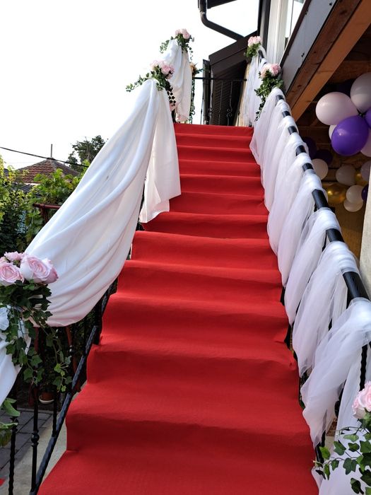 Arcada/coloane ,Aranjamente florale/covor rosu/ porumbei corturi,mese