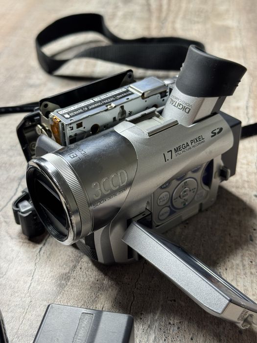 Видеокамера Panasonic 3CCD (Leica) — MiniDV, рабочая