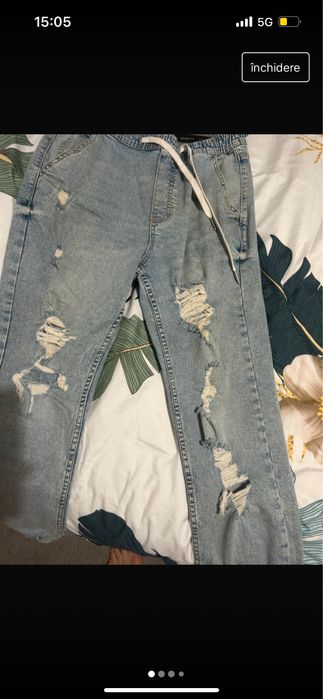 Blugi albastri rupti