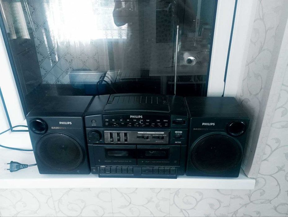 Продается винтажный 2 кассетный -радио проигрыватель PHILIPS AW7520