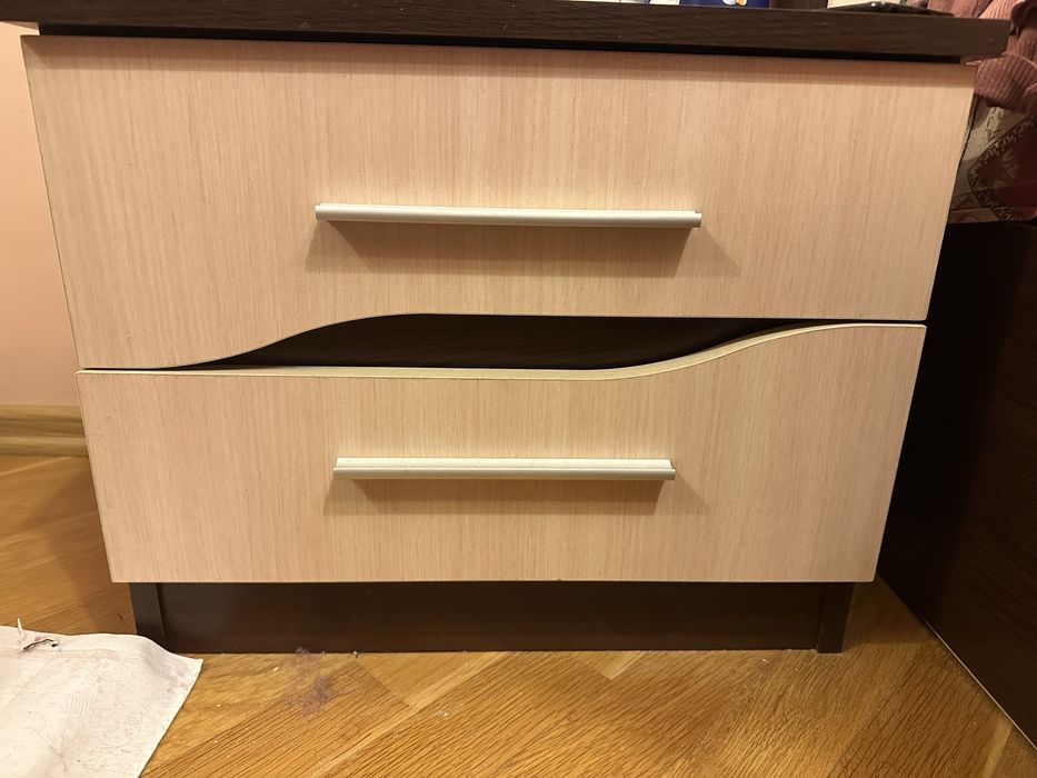 Продавам Спалня комплект с нощни шкафчета