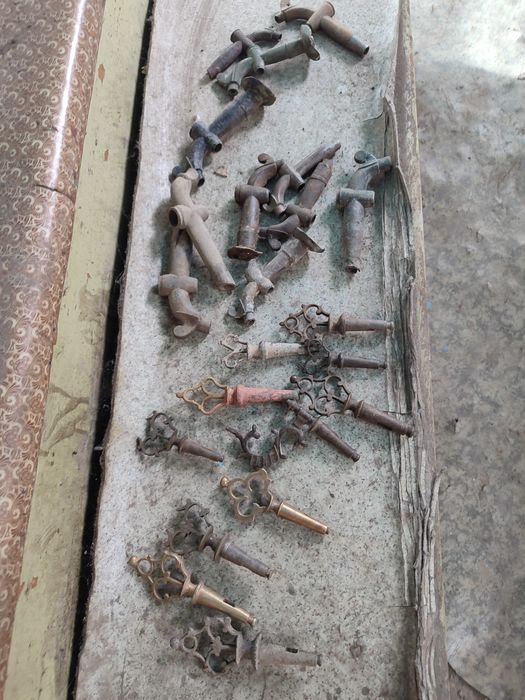 Часы значки гири инструменты