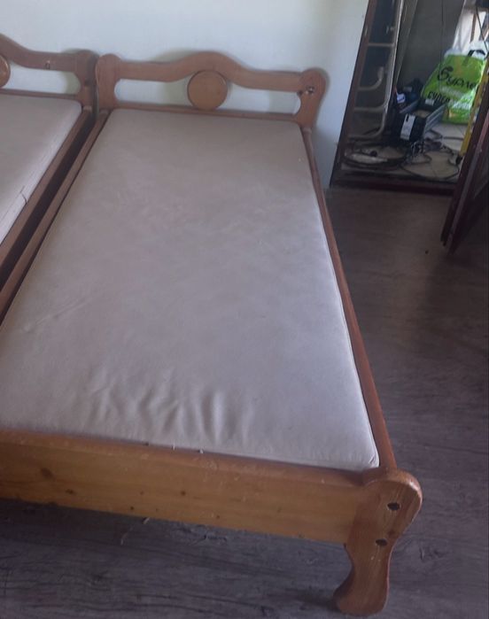 Продавам  едининичен матрак 30 евро- цената е за 1 бр