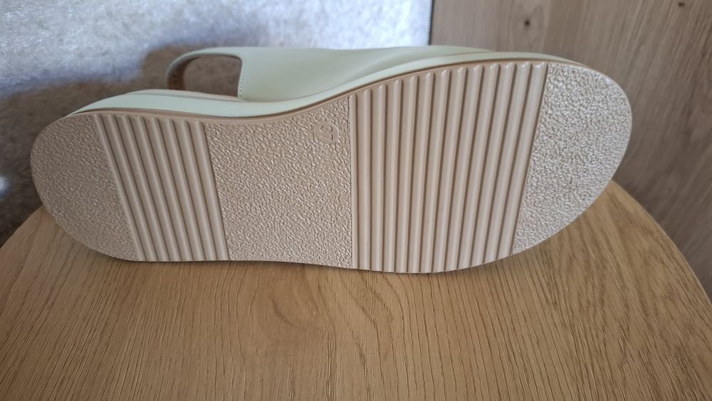 Чисто нови сандали 37 номер