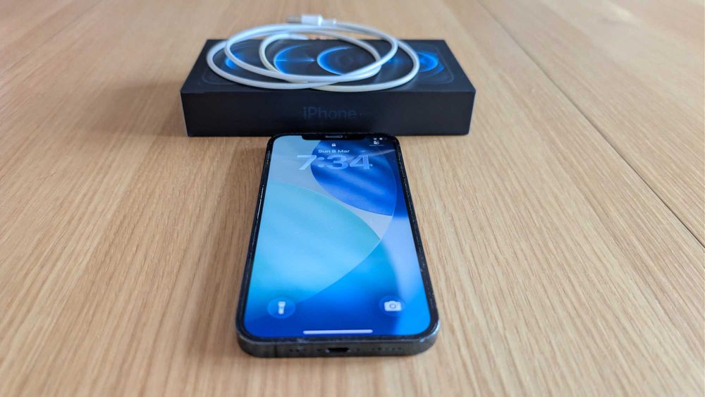 Apple iPhone 12 Pro (Pacific Blue) 128GB - Пълен Комплект + 5 Кейса