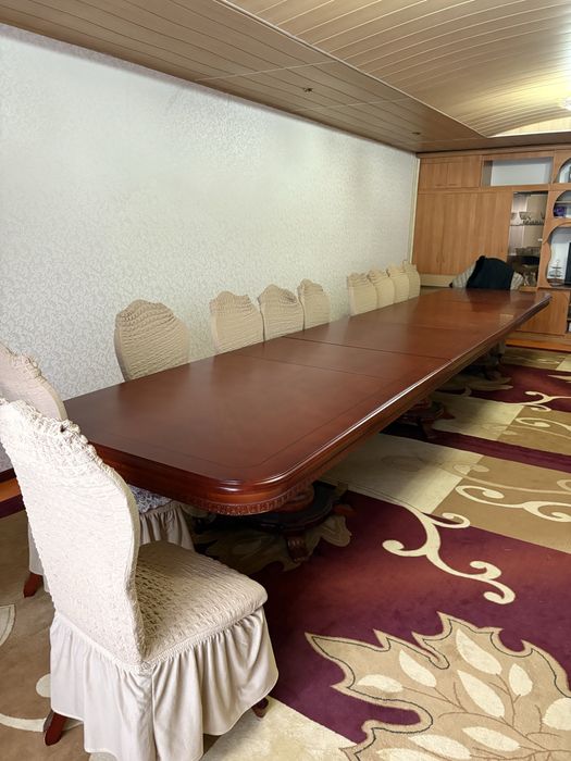 Стол с 21 стульчиками