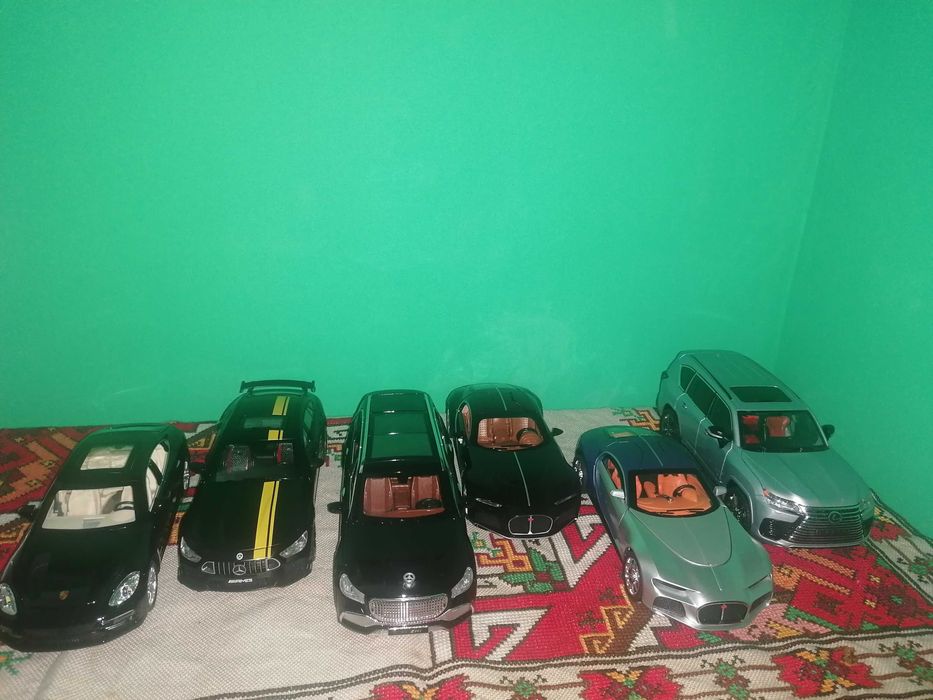 Метални колички с отварящи се врати, работещи фарове и звук от двигате