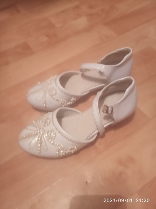 Продам туфли и босоножки для принцессы.