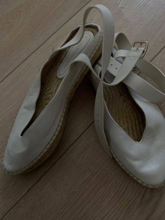 Бели обувки Stuart Weitzman