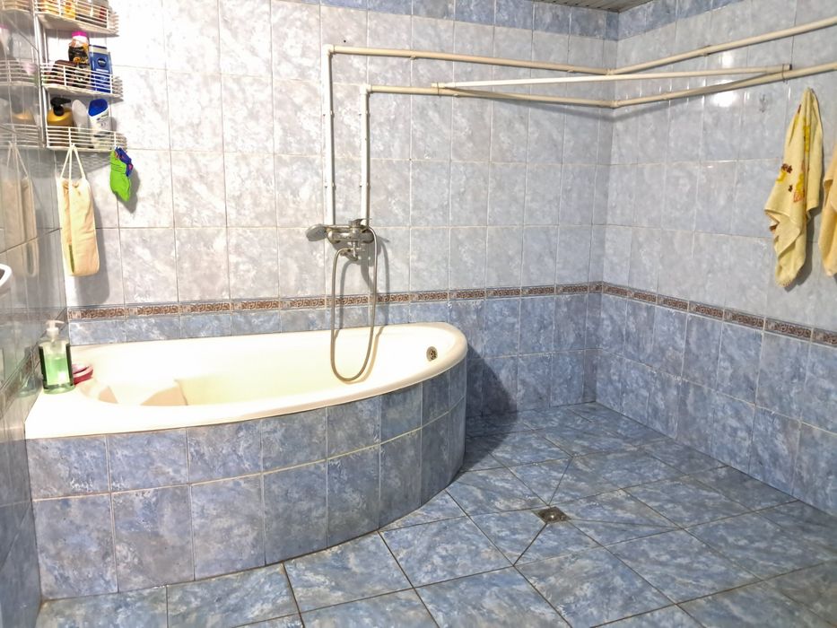 9 сотих 4 хонали ҳовли сотилади. Йулди буйи, бизнес учун қулай жой.