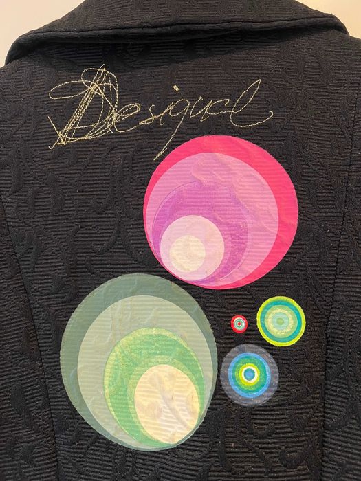 Продава се: яке Desigual