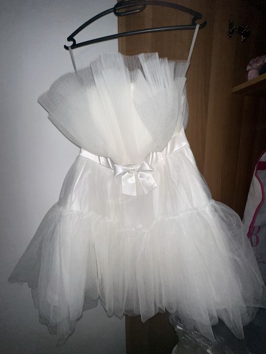 Елегантна бяла тюлена рокля с панделка – стил принцеса