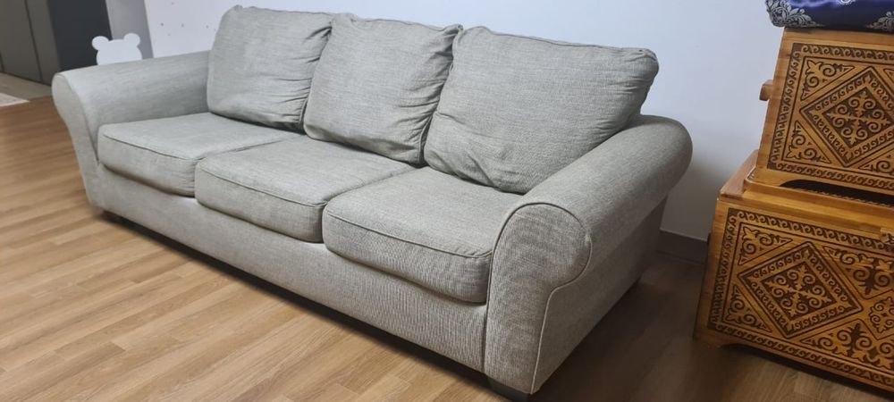 Диван трехместный в хорошем состоянии