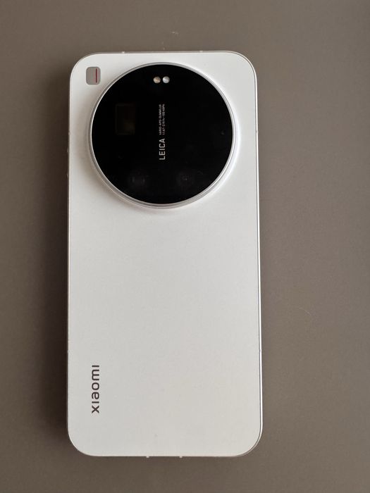 Xiaomi 17 ultra бял