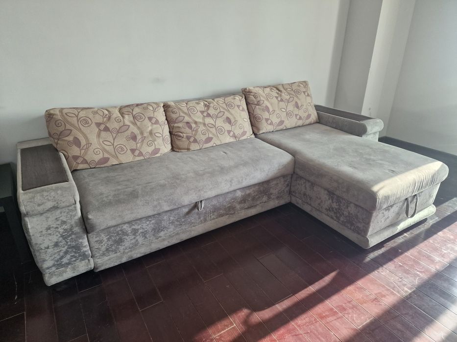 Стол новый бежевый