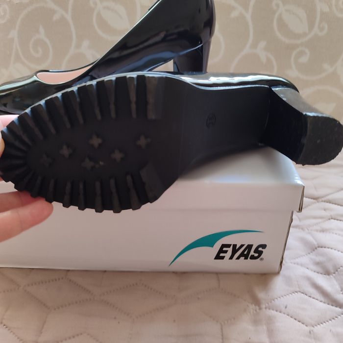 Черни официални обувки и стилна рокля на ZARA