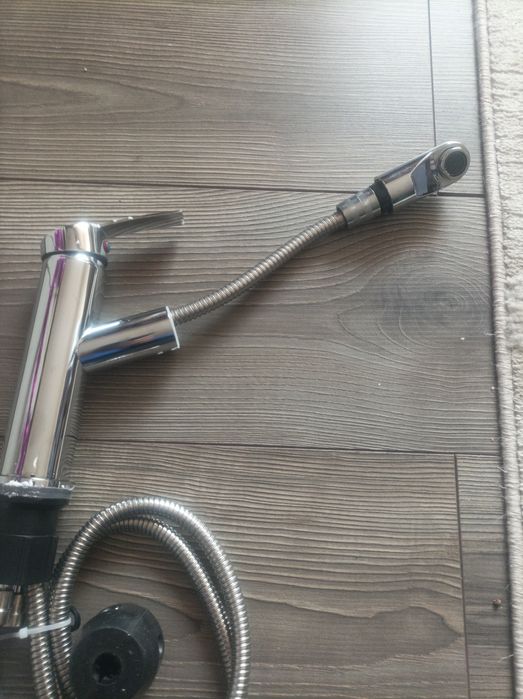 Стоящ смесител с  издърпващ се душ