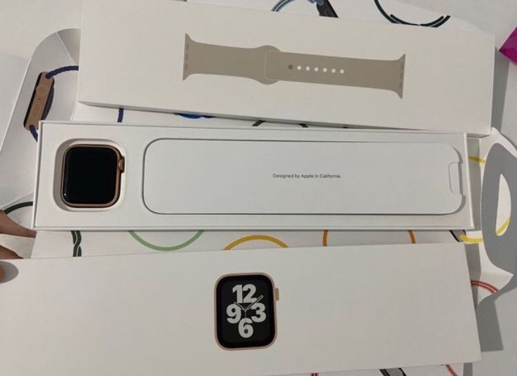 Срочно продам Apple Watch SE 40 mm