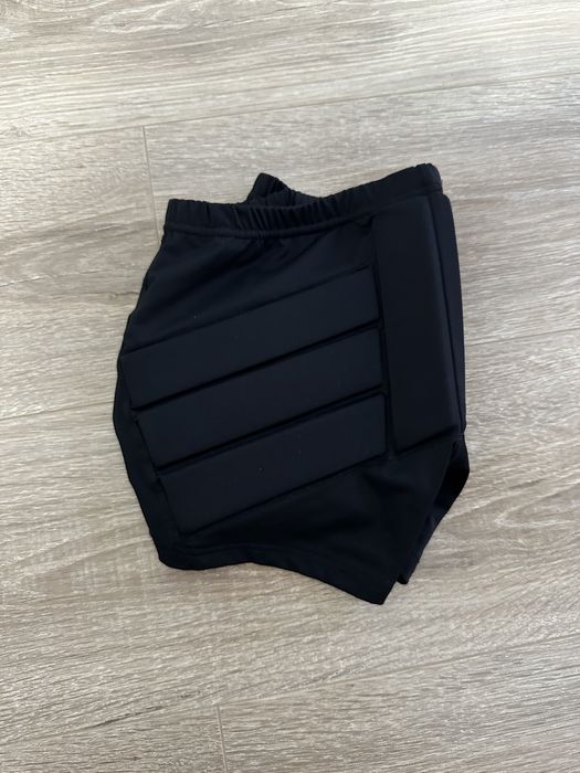 Продам защитные шорты для фигурного катания