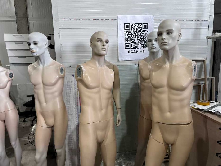 Манекени с цял ръст – 180 см, стъклена основа