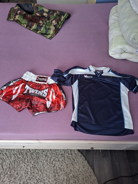 Vind pantaloni kickbox si un tricou footbal