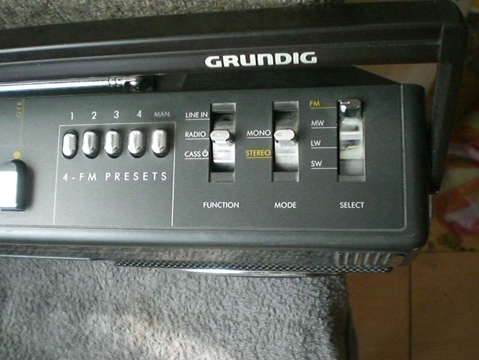 Касетофон GRUNDIG  работи радио и касетофон