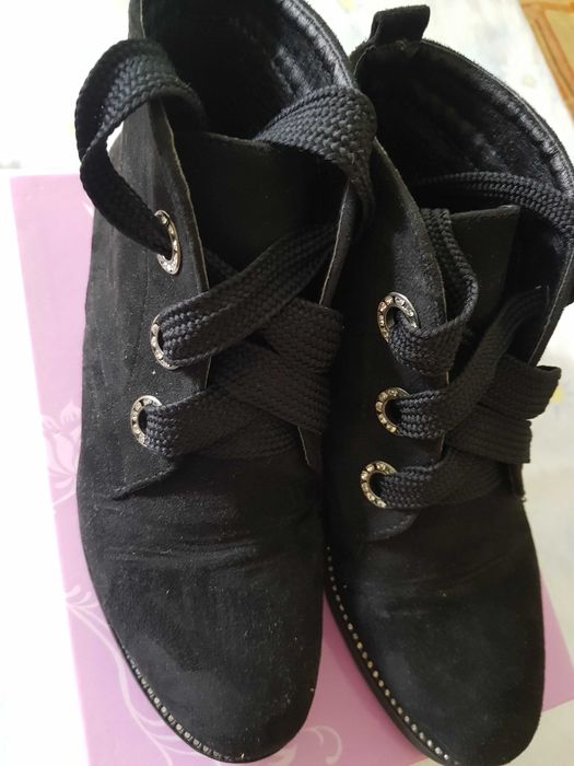 Дамски боти черни на равна подметка, номер 36. С връзки.