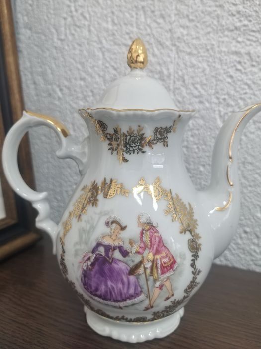 Колекционерски чайник и латиера